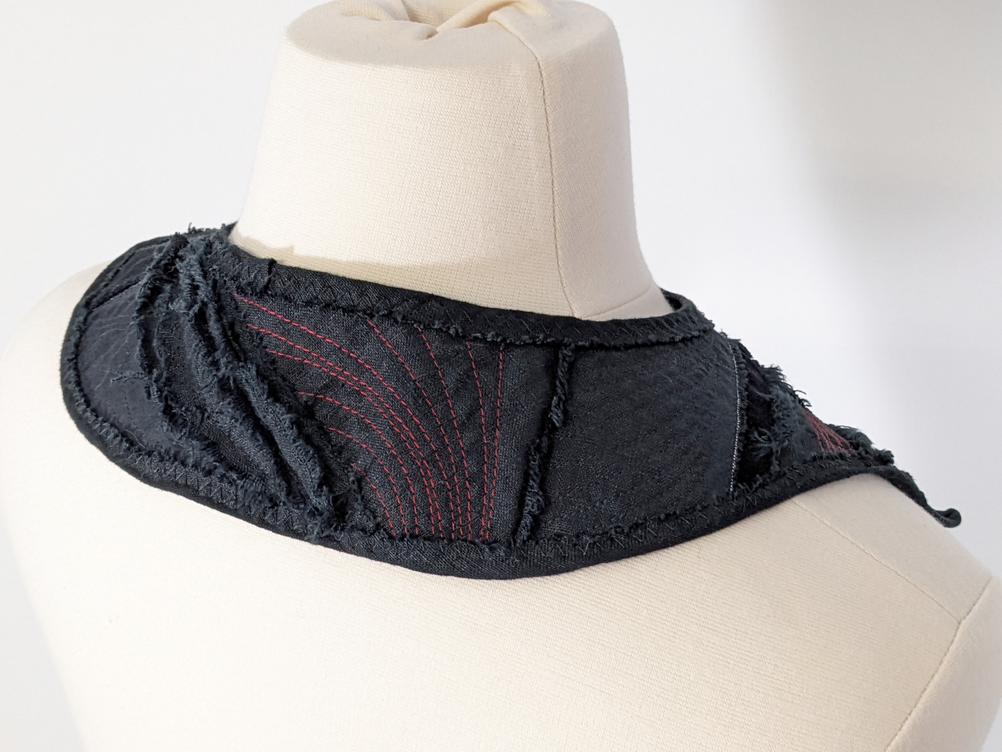 wahmpeer or wahmpeer-adjacent collar (detachable / attachable) black/red