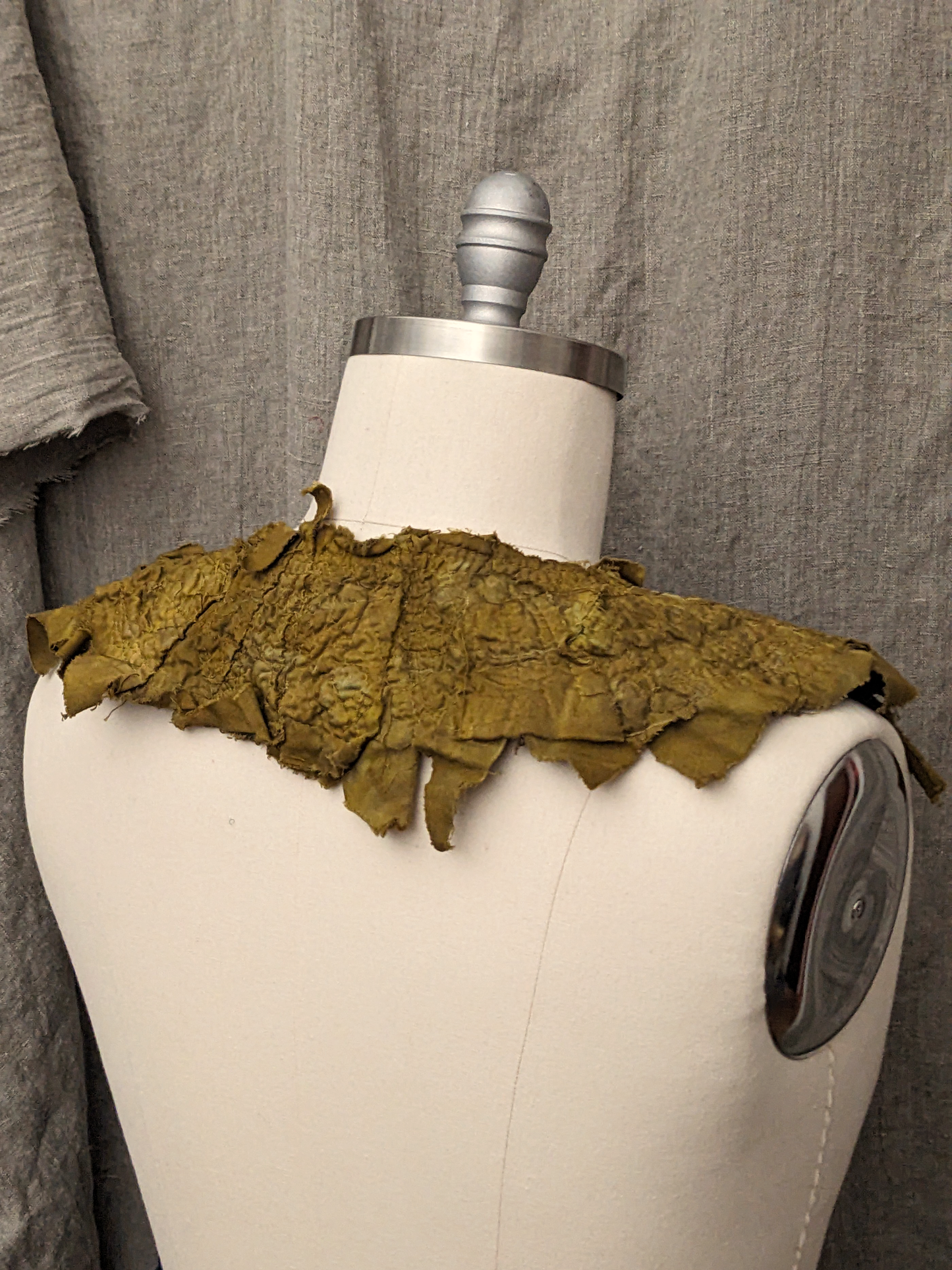 artifacted brass collar (detachable / attachable)