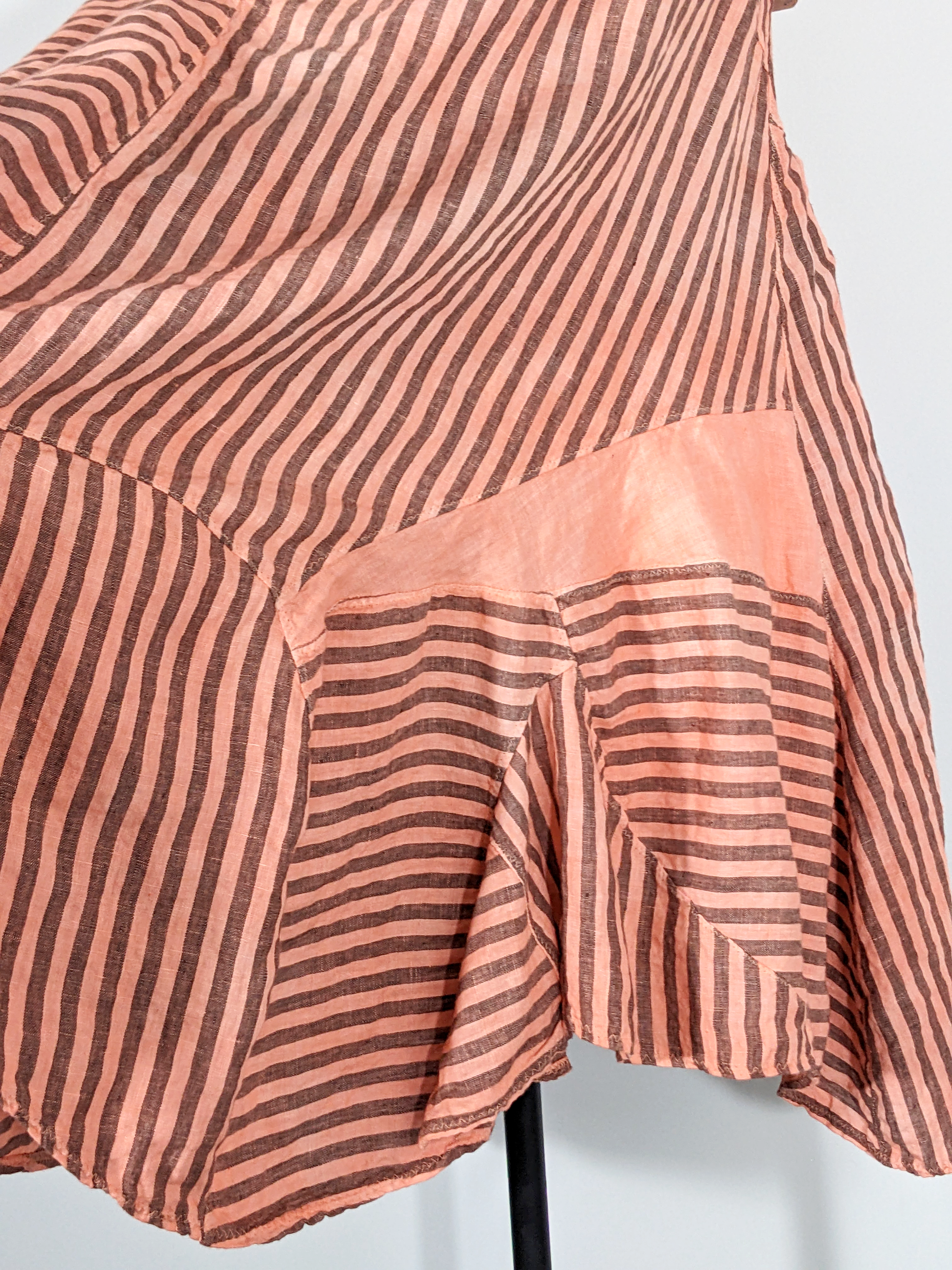 Secret Lentil Curvilinear: An Weird Architectural Sack linen, striped