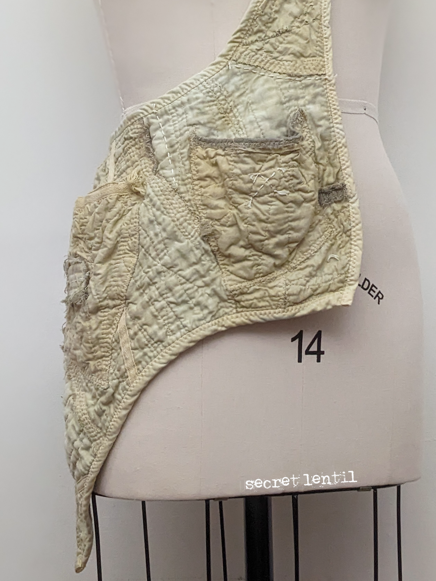 secret lentil artifacted sling apron, pocket detail