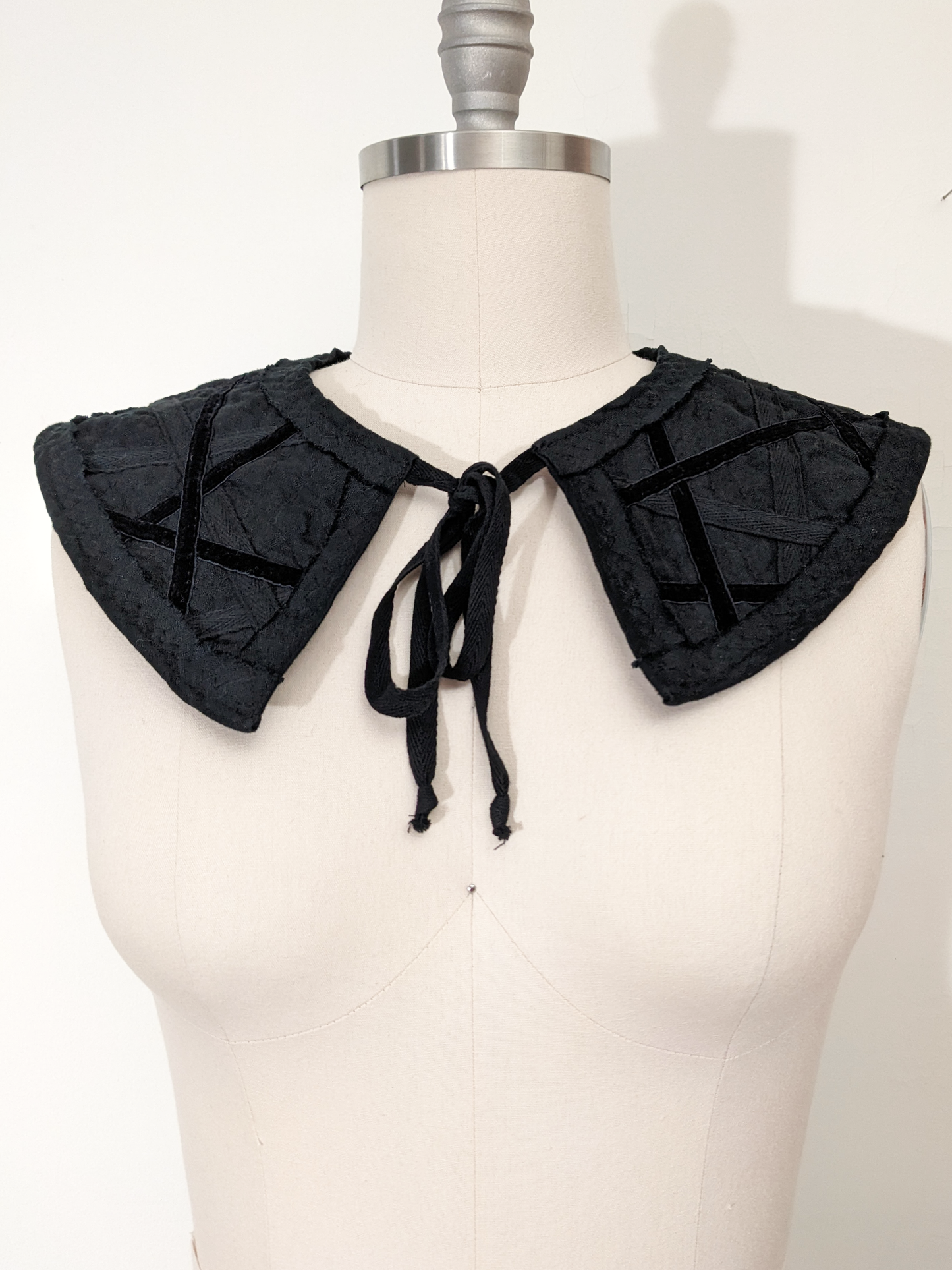 black linen collar (detachable / attachable) with velvet ribbon, twill trim